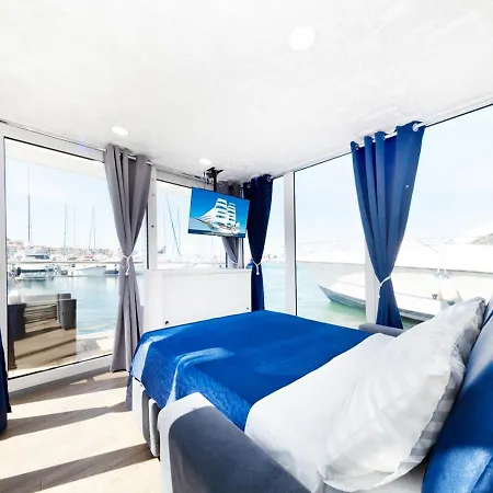 Houseboat Blue Zone Botel *
